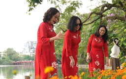 Hồ  Hoàn Kiếm thu hút du khách đến chụp ảnh