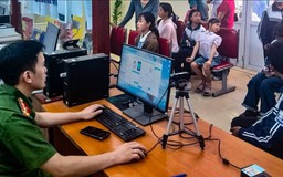 Công an xuyên lễ cấp định danh điện tử cho học sinh