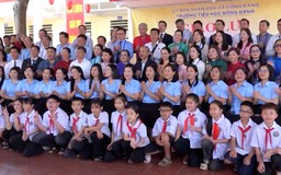 Tấm lòng kiều bào gửi tới học sinh vùng biên
