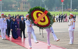 Đoàn đại biểu dự Đại hội MTTQ lần thứ XI vào Lăng viếng Chủ tịch Hồ Chí Minh