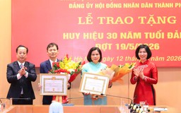 Phó Chủ tịch HĐNĐ thành phố Phạm Quí Tiên nhận Huy hiệu 30 năm tuổi Đảng