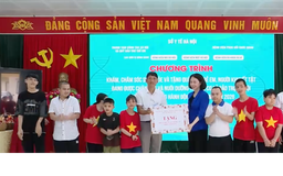 Phó Chủ tịch TP Hà Nội Vũ Thu Hà tặng quà trẻ em khó khăn