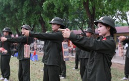 Những 'bóng hồng' đội nắng, bám thao trường Công an nhân dân