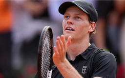 Jannik Sinner cân bằng kỷ lục của Djokovic