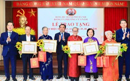 Trao tặng Huy hiệu Đảng cho các đảng viên phường Cửa Nam