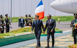 Tổng thống Pháp thăm Ethiopia, củng cố quan hệ với châu Phi