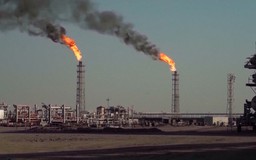 IEA: Dự trữ dầu toàn cầu giảm với tốc độ kỷ lục