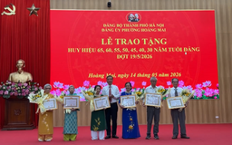 Hoàng Mai trao Huy hiệu Đảng đợt 19/5 cho 93 đảng viên