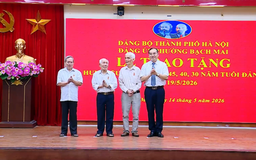 Đảng ủy phường Bạch Mai trao tặng Huy hiệu Đảng đợt 19/5