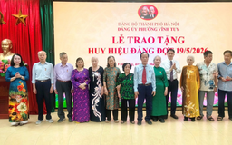 Đảng ủy phường Vĩnh Tuy trao tặng Huy hiệu Đảng đợt 19/5