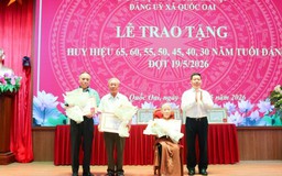 Xã Quốc Oai trao Huy hiệu Đảng cho 37 đảng viên