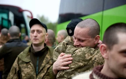 Nga, Ukraine trao đổi hàng trăm tù binh