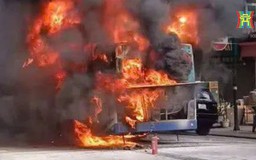 Xe buýt bất ngờ bốc cháy khi đang lưu thông trên phố