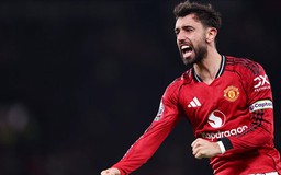 Bruno Fernandes lập hat-trick giải thưởng