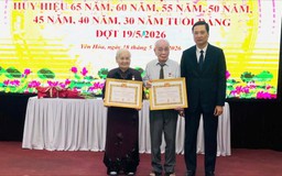 Phường Yên Hoà trao Huy hiệu Đảng tặng 144 đảng viên