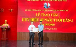 Đảng ủy Cơ quan Báo và PTTH Hà Nội trao Huy hiệu Đảng dịp 19/5