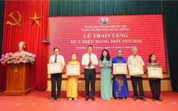 Đảng uỷ phường Hai Bà Trưng trao Huy hiệu Đảng đợt 19/5