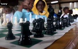 Kenya: Sản xuất quân cờ vua từ rác thải nhựa
