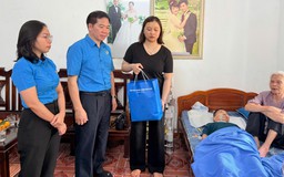 LĐLĐ Thành phố thăm, tặng quà nữ công nhân bị tai nạn lao động