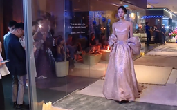 NTK Lý Quí Khánh làm sàn runway từ hơn 100 tấm thảm