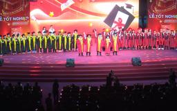 Hàng nghìn sinh viên tri ân cha mẹ trong lễ tốt nghiệp
