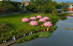 Hạ thủy 7 hoa sen trên sông Hương, mừng Đại Lễ Phật đản