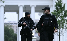 Nổ súng gần Nhà Trắng, nghi phạm bị bắn hạ