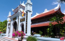 Bình yên những mái chùa giữa biển khơi