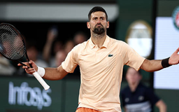 Novak Djokovic thắng ngược ở trận mở màn Roland Garros