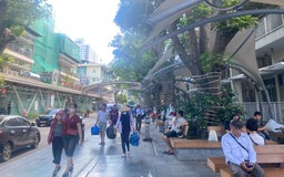 Người nhà bệnh nhân vật vã trong nắng nóng gay gắt ở Hà Nội