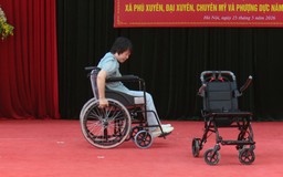 Trao tặng 50 xe lăn cho người khuyết tật