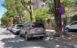 Phố Tân Mai ngổn ngang phương tiện dừng, đỗ sai quy định
