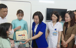Hà Nội tặng quà cho bệnh nhân nhi
