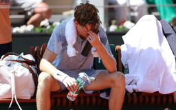 Jannik Sinner bất ngờ bị loại khỏi Roland Garros