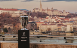 Chiếc cúp Champions League khuấy động không khí tại Budapest