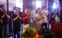 Sĩ tử đến Văn Miếu 'cầu may' trước kỳ thi vào lớp 10