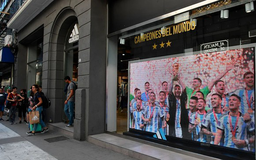 Áp lực hàng giả từ cơn sốt áo đấu tại Argentina