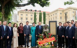 Tổng Bí thư, Chủ tịch nước Tô Lâm dâng hoa tưởng niệm Chủ tịch Hồ Chí Minh tại Singapore