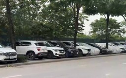 Vỉa hè phố Lê Giản không còn chỗ cho người đi bộ