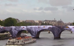 Nghệ sĩ Pháp biến cầu cổ nhất Paris thành hang động nghệ thuật
