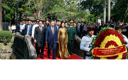Tổng Bí thư, Chủ tịch nước Tô Lâm dâng hoa tại Tượng đài Chủ tịch Hồ Chí Minh tại Philippines