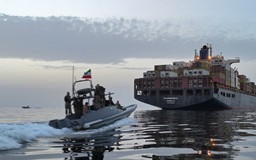 Iran cảnh báo Mỹ can thiệp vào Hormuz là vi phạm ngừng bắn