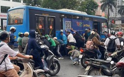 Va chạm giao thông khiến một người bị cuốn vào gầm xe buýt