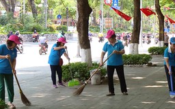 Phụ nữ phường Giảng Võ duy trì cảnh quan đường phố