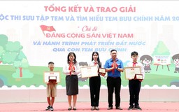 Thiếu nhi sưu tập tem về hành trình phát triển đất nước