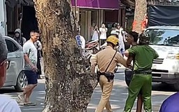 Công an Hà Nội khống chế đối tượng đập phá ô tô của người đi đường