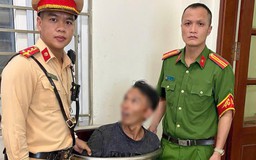 Khống chế người đàn ông đập phá ô tô giữa phố