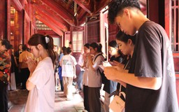Hàng nghìn sĩ tử đến Văn Miếu cầu may trước kỳ thi tốt nghiệp