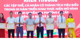 Hai đơn vị của xã Hồng Vân nhận Cờ Thi đua của Thành phố