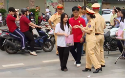 Nhiều lực lượng chức năng hỗ trợ thí sinh thi THPT năm 2026